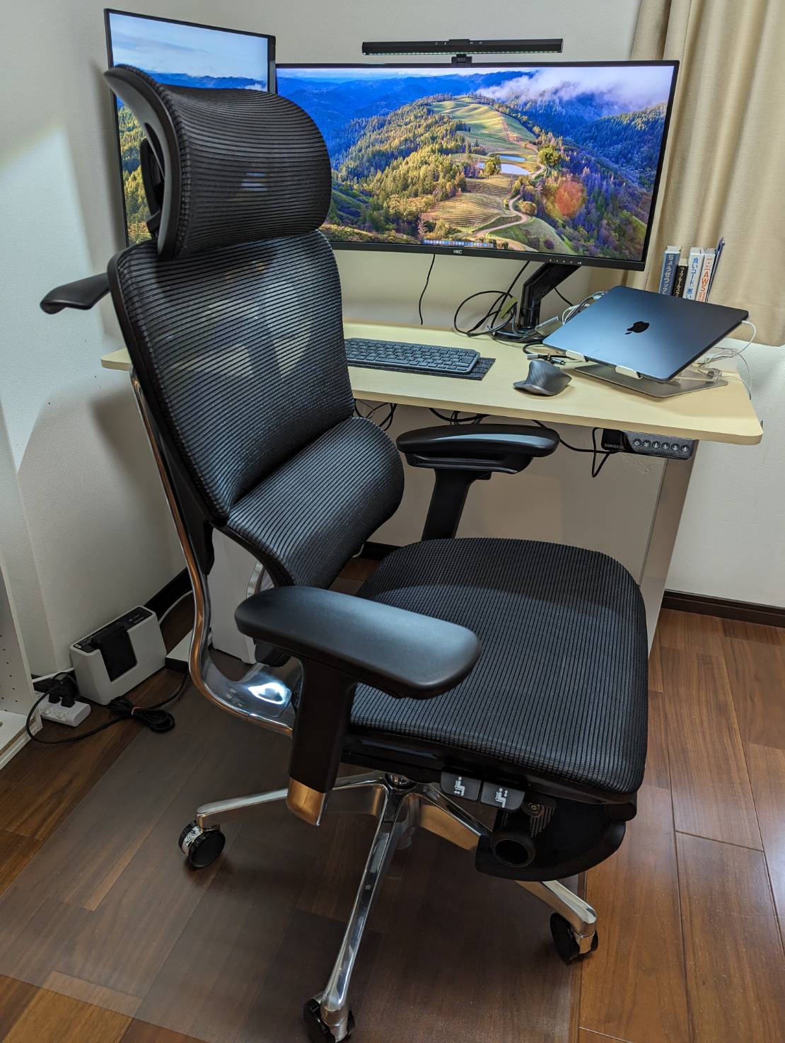 筆者がCOFO Chairで作業中